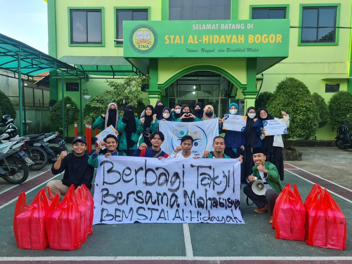 BEM STAI Al-Hidayah Bogor Berbagi Ta’jil “”Berbagi Rasa, Berbagi Warna, Meraih Kebahagiaan di bulan penuh berkah Bersama Mahasiswa Al-Hidayah”