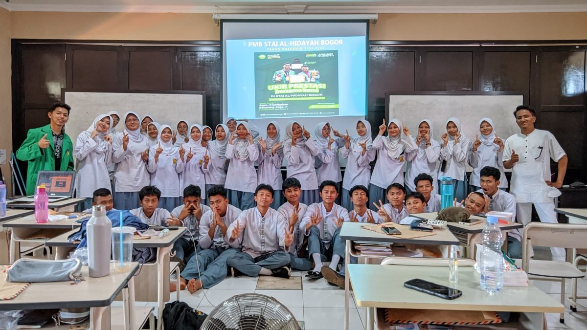 Mahasiswa Prodi Pendidikan Agama Islam STAI Al-Hidayah Bogor Berperan Sebagai Duta PMB dalam Sosialisasi di SMAN 02 Cibinong